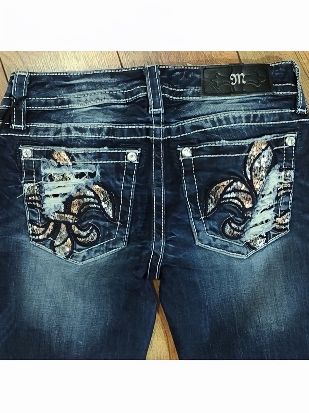 New With Tags Gorgeous Miss Me Signature Boot Jean Fleur-de-Lis Pockets 31-1/2”